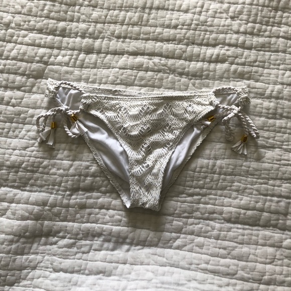 *SOLD* 
ROXY Crochet-style White Bikini - Picture 4 of 5